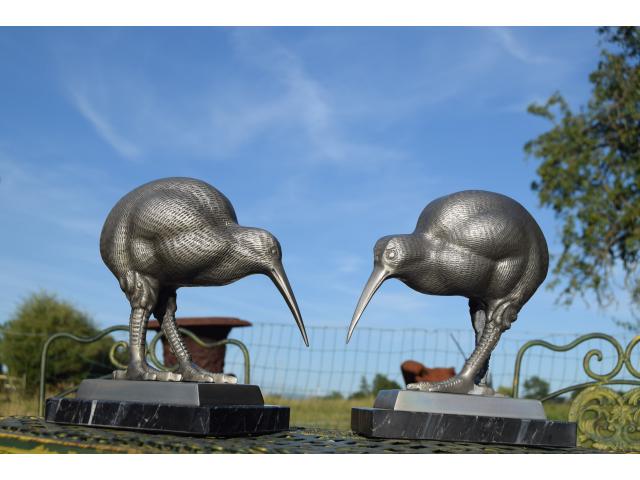 Photo Superbe couple de kiwi en fonte d'aluminium sur socle marbre image 1/6