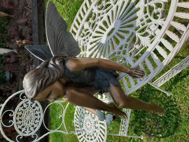 Superbe elfe en bronze assise tenant un papillon (signé)