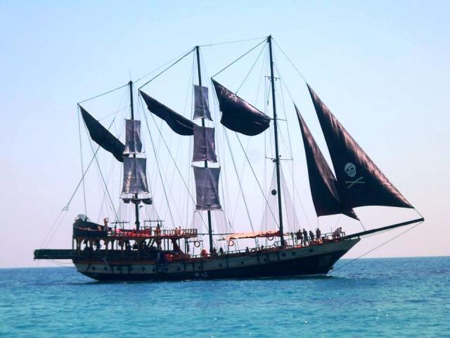 Superbe et recent bateau pirate de 32 m en bois tout équipé