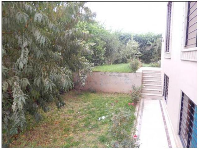 Photo Superbe étage villa vide avec jardin image 1/1