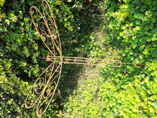 SUPERBE LIBELLULE EN FER FORGE (pique de jardin)