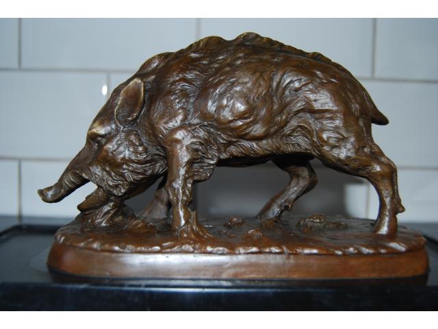 SUPERBE SANGLIER EN BRONZE SIGNE SUR SOCLE