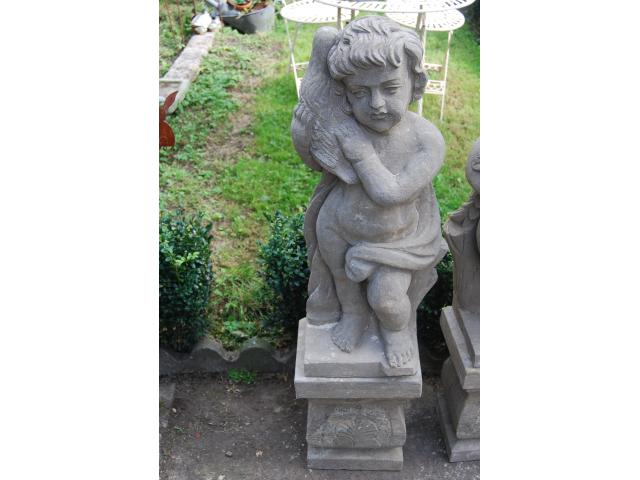 SUPERBE STATUE EN PIERRE BLEUE SUR SOCLE .