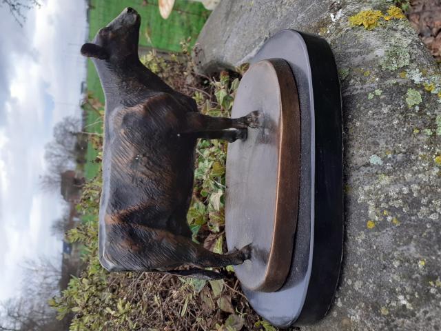 SUPERBE VACHE EN BRONZE SUR SOCLE MARBRE