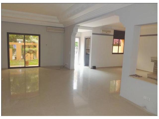 Photo Superbe villa vide avec beaux jardins image 1/1