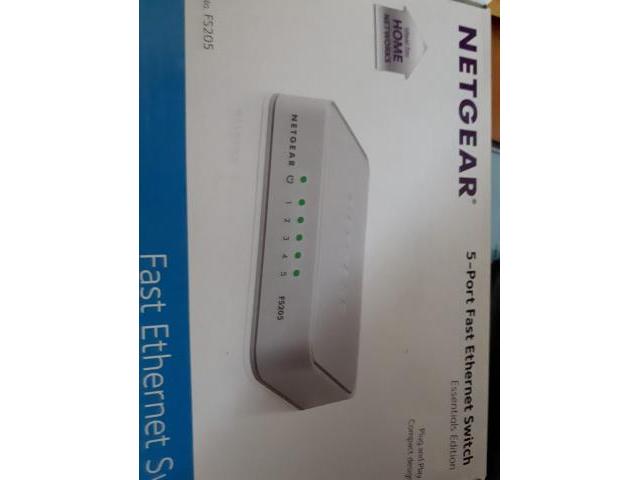 Photo Switch réseau Netgear FS205-100PES image 1/3