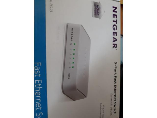 Switch réseau Netgear FS205-100PES