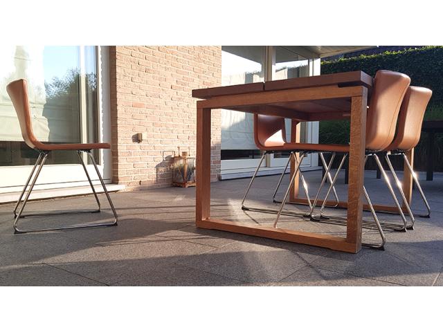 Table 4 pers + 4 chaises cuir vachette et structure chromée