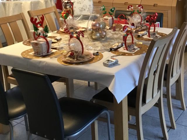 Table carrée 1,30m avec  4 chaises chêne clair