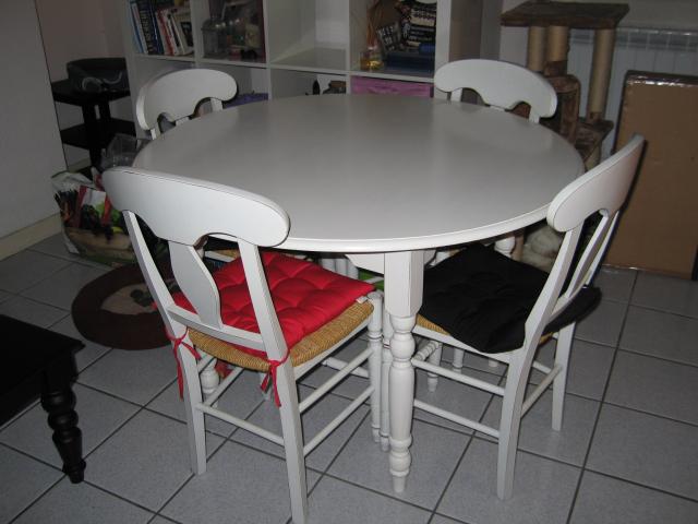 table de cuisine bois blanc vieilli avec ses 4 chaises