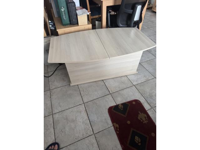 table de salon avec coffre