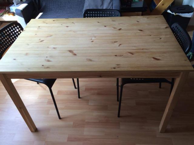 Photo TABLE en bois de pin IKEA image 1/2