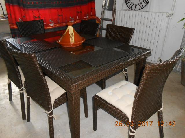 table et chaises de jardin en résine marron