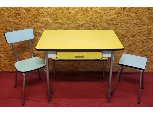 Photo table formica jaune 1 chaise 1 tabouret 1 rallonge image 1/5