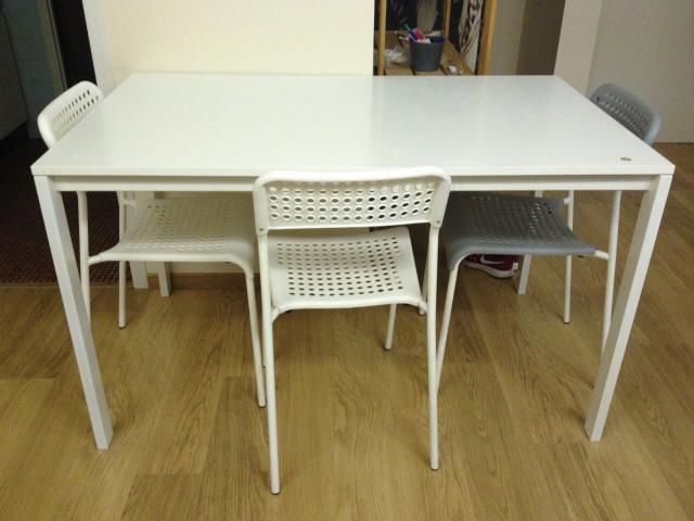 Table IKEA avec les 4 chaises