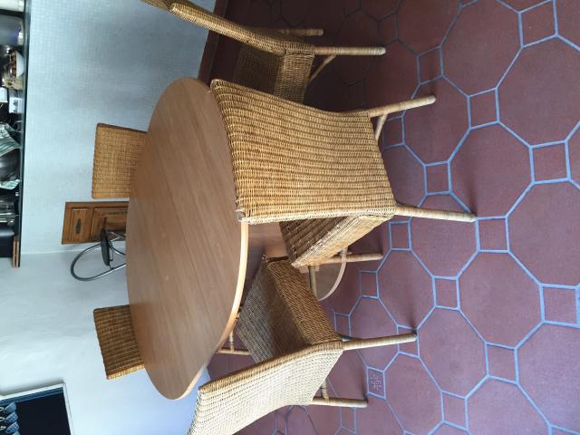 Table ovale avec chaises