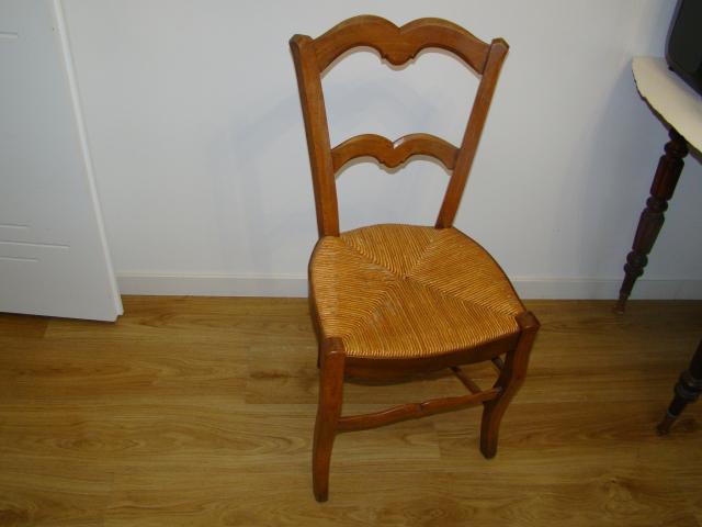 TABLE RONDE AVEC RALLONGES ET UNE CHAISE