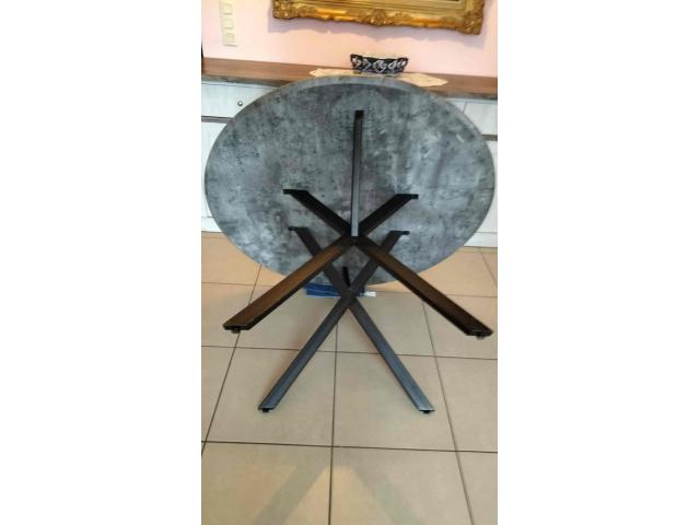 Table ronde effet béton
