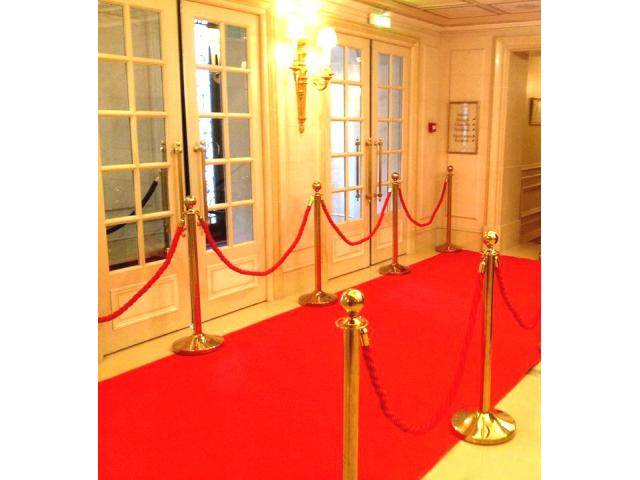 TAPIS ROUGE ET POTELETS A LOUER