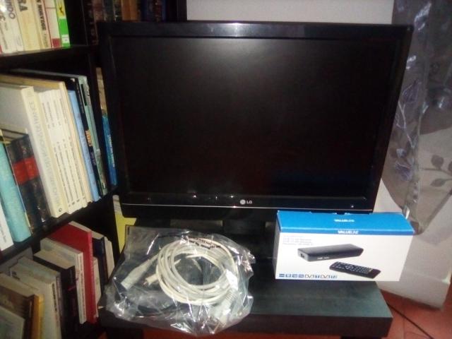 Téléviseur 56 cm avec récepteur TNT et 3 câbles