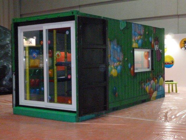 Photo terrains de jeux enfants mobiles a base de containers maritimes recyclés image 1/6