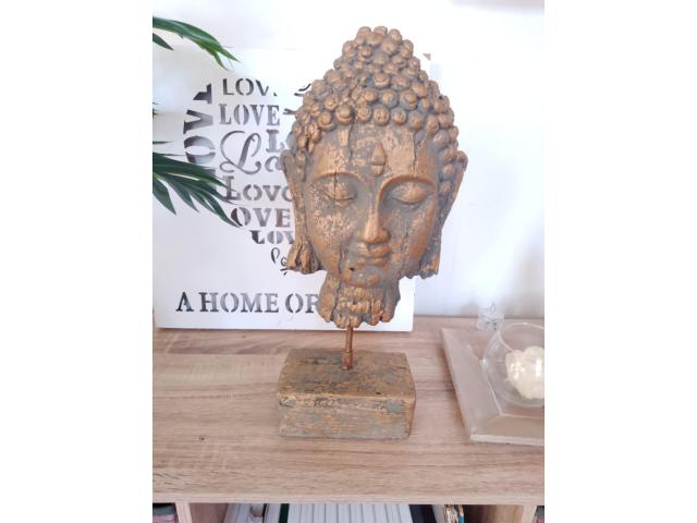 Tête de Bouddha doré sur socle en béton