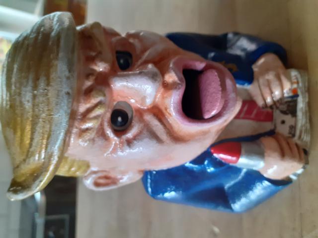 TIRELIRE EN FONTE PATINEE