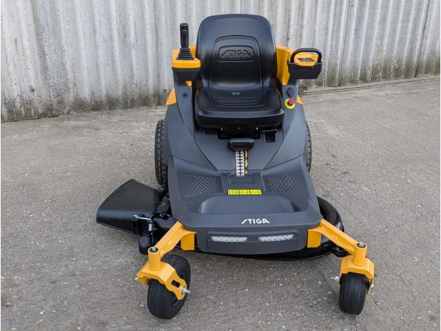 Tondeuse autoportée axiale à batterie Stiga GYRO 700E, rayon de braquage zéro, 108 cm - Neuve
