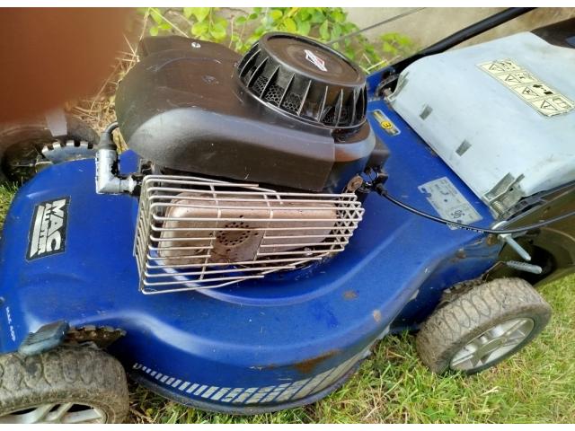 Tondeuse thermique tractée et scarificateur électrique