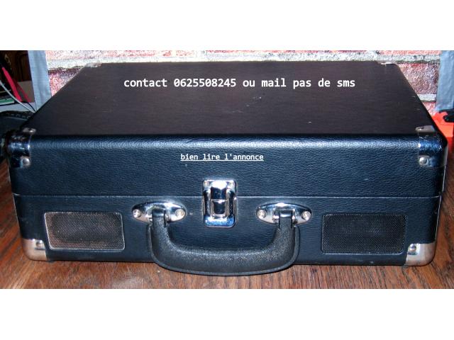 tourne-disques avec 3 vinyles 33t Elvis Presley.