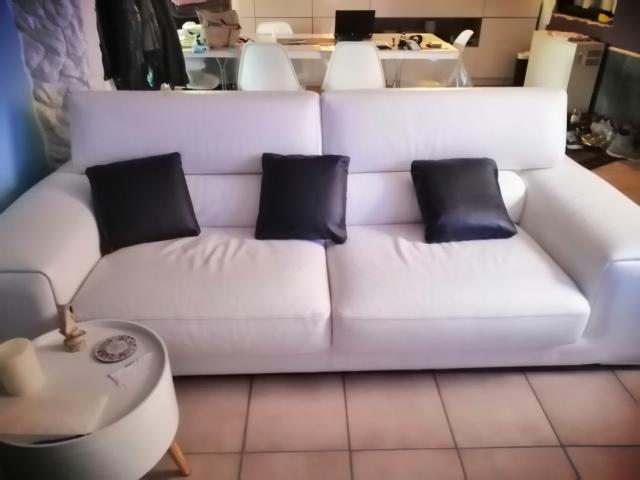 Très beau canapé moderne en cuir blanc