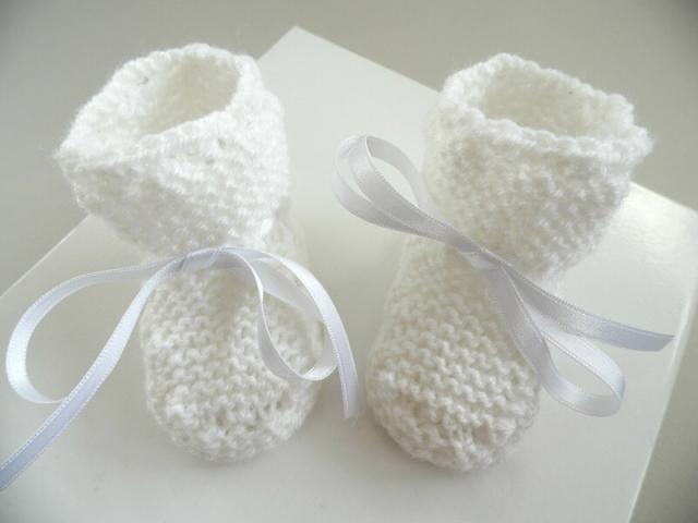 Photo Tricot bébé chaussons blancs laine fait main image 1/4