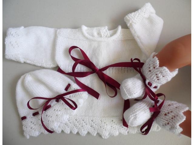 Tricot bébé laine fait main trousseau bordeaux