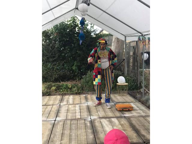 Photo Un spectacle de clown pour égayer la fête d'anniversaire de votre enfant tout en respectant les mesu image 1/6