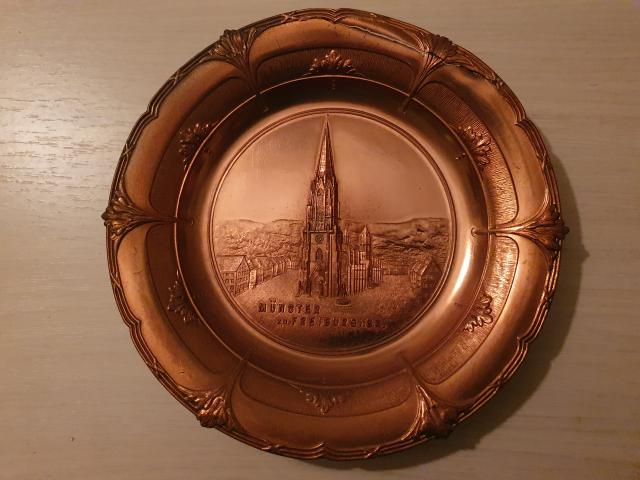 Photo une très belle assiette en bronze décorative image 1/2