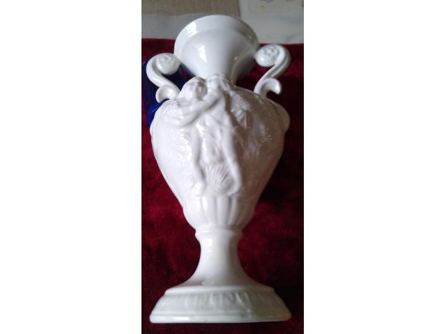 Vase à anses avec les anges en céramique blanche