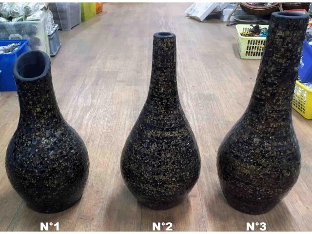 Vase en terre cuite et mosaïque de verre - H: 42 à 51 cm