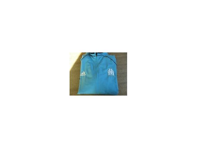 vend blouson de sport O M avec une casquette