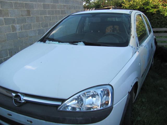 Photo vend opel corsa c annee 2004, cylindree 1700 di, 3 portes, couleur blanche , kw 45, double airbag,k image 1/4