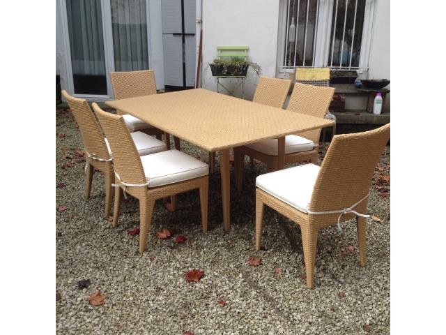 Vends une table de jardin et six chaises modernes