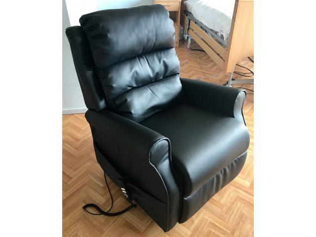 Photo Vente d'un fauteuil électrique en cuir véritable noir image 1/6