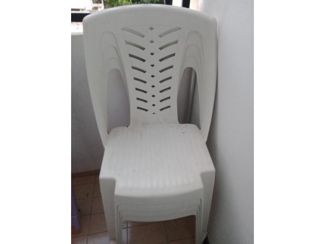 Photo vente de 6 chaises blanches de terrasse image 1/1