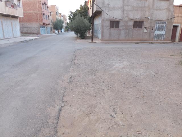 Vente terrain-- 2 facades 125m2.