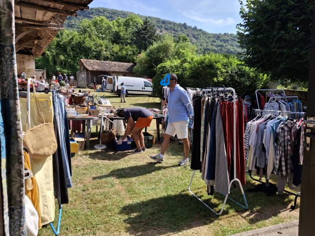 vide-greniers mensuel  7 septembre à IZIEU antiquités, art de table,  trouvailles