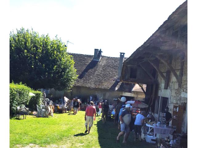 vide-greniers mensuel , antiquités, art de table,  petits meubles