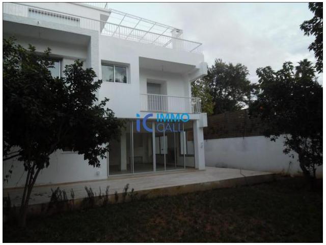 Villa 600 m² en location à La pinéde-Souissi