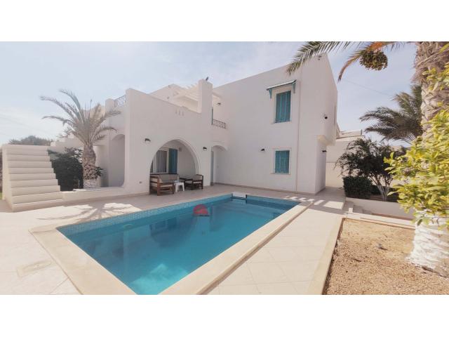 VILLA AVEC PISCINE-TITRÉE À DJERBA MIDOUN ZU-RÉF V688