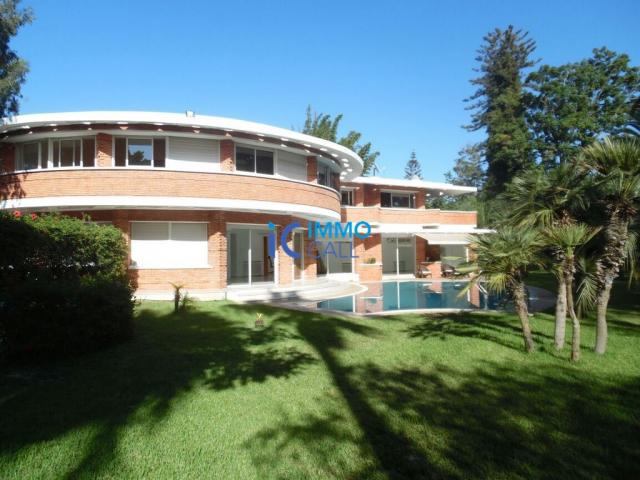 Villa de standing 2000 m² en location située à Souissi