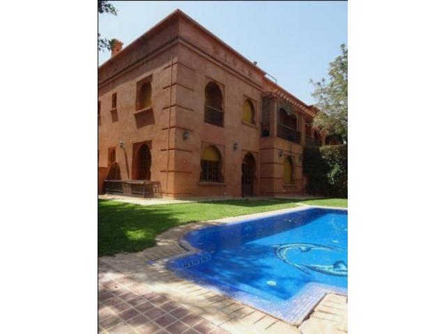 Villa de style traditionnel avecbelle piscine