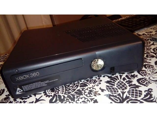 Xbox 360 Slim 250GB + 2 manettes + 9 Jeux